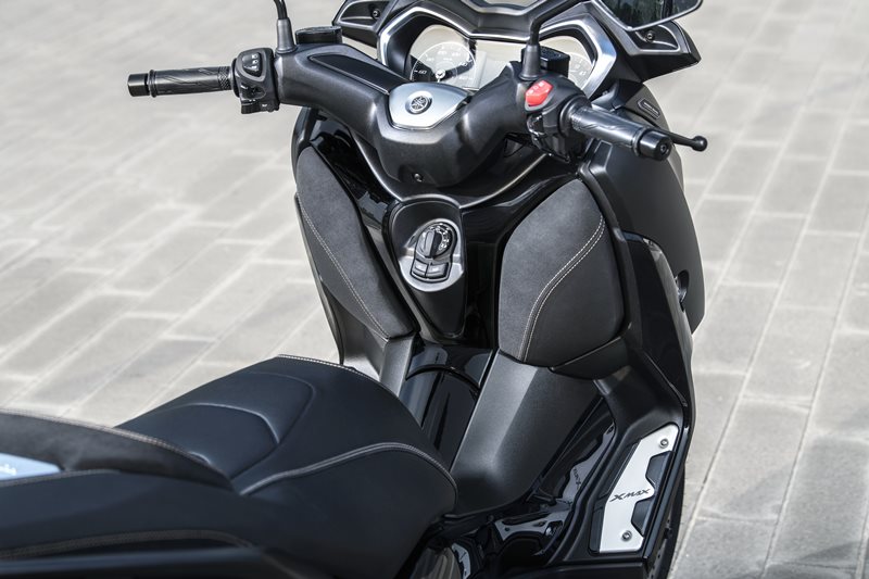 2019-Yamaha-xmax300-ironmax-02