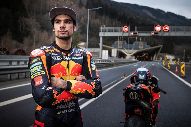 เปิดประวัติ Miguel Oliveira นักบิดดาวรุ่งที่คว้าชัยแรกให้ Red Bull Tech3 KTM - Motorival.com