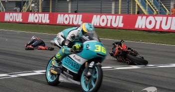 อัพเดทกติกา MotoGP เกี่ยวกับประเด็น “การสละยานก่อนเข้าเส้นชัย” motogp-split-rider-bike-rule-update-2019-01