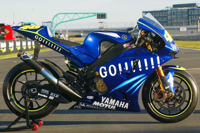2004-Yamaha-YZR-M1-01