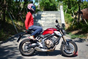 Review-Honda-CB650R_Riding-Position_2