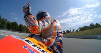 เปิดช็อต MM93 โวย “เบิ่งแหน่” JL99 ก่อนเจ้าตัวเผยใจร้อน เพราะ หัวใจเต้นเร็วถึง 180bpm marquez-middle-finger-lorenzo-fp3-catalungp2019-01