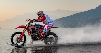 luca-colombo-set-highest-ride-on-water-speed-record-crf450r-01