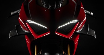 2019-ducati-panigale-v4r-front-shadow-01