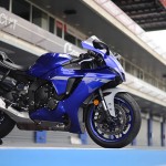 Review-2020-Yamaha-YZF-R1-Side