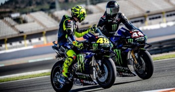 Hamilton รับ “เผลอทำ Yamaha YZR-M1 พ่อหมอร่วงไปครั้งหนึ่ง” hamilton-rossi-m1-valencia-2019-01