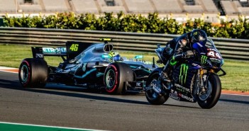 เปิดคลิปเต็ม VR46 สลับ Ham แลกกันขี่ M1 – F1 ลงแทร็ควาเลนเซีย rossi-hamilton-swap-race-michine-02