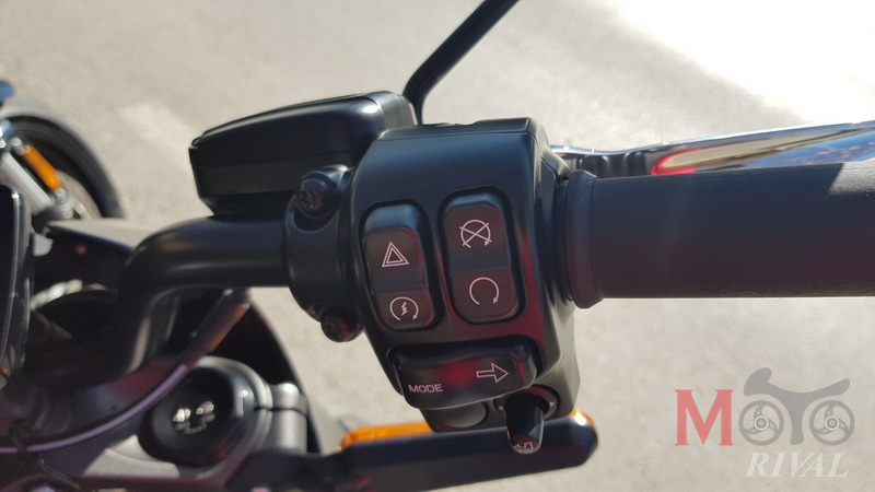 Review-Harley-Davidson-Livewire_Right-Switch