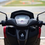 Review-2020-Yamaha-Nmax-155-Hand-Position