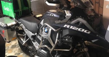 เก่ง แล้วต้องขยันไม่เลือกงาน กัปตันสายการบิน ขี่ BMW R1200GS ส่ง Grab Food captain-bmw-r1200gs-delivery-06