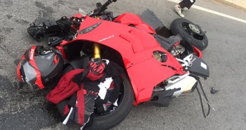 อุปกรณ์ Safety สำคัญ! เคราะห์ดี นักบิด Panigale V4 S ปลอดภัย หลังเกิดอุบัติเหตุชนท้ายรถอย่างจัง Panigale-V4S-Accident