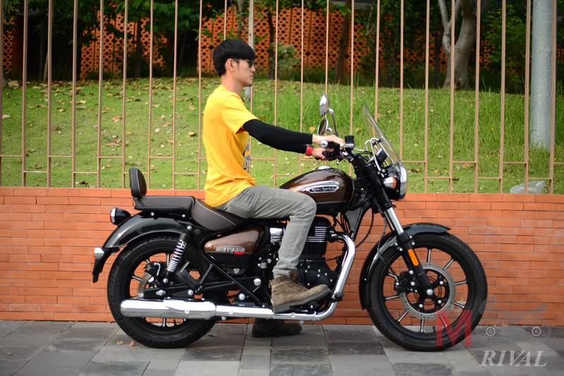 Review-Royal-Enfield-Meteor-350-SuperNova-Ride-Position (1)