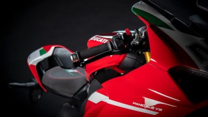 2022-Ducati-Panigale-V2-Bayliss-011