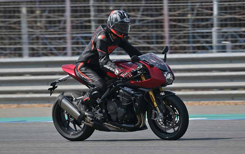 Pon-SpeedTriple-1200RR-Red-Ride-Position