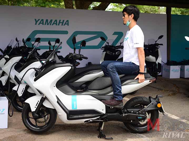Yamaha-E01-Ride-Position2