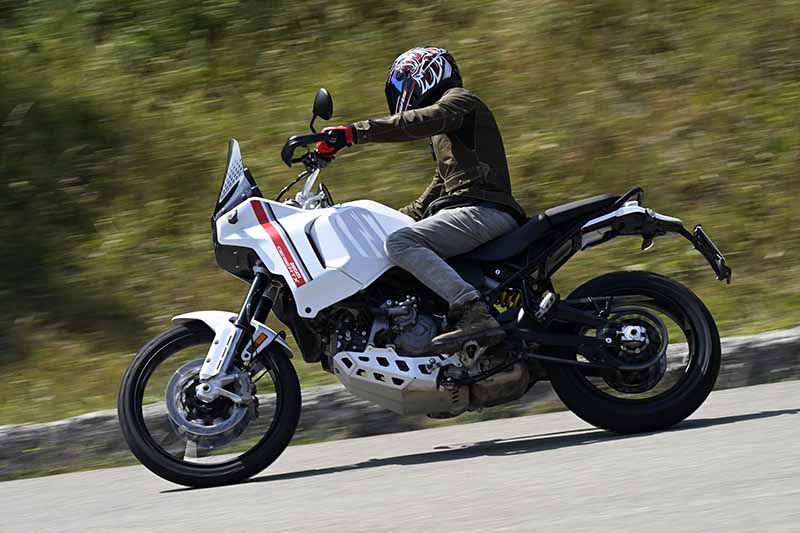 Ducati-Desert-X-Pon-Ride-Position